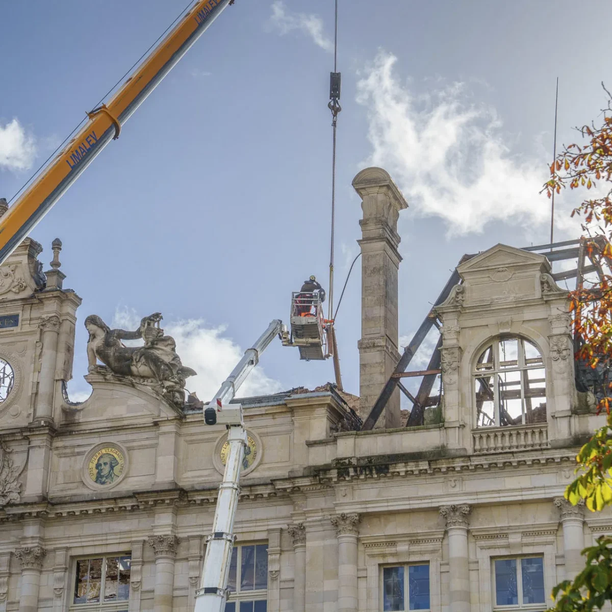Encarcelan a dos sospechosos por incendio en Ayuntamiento francés