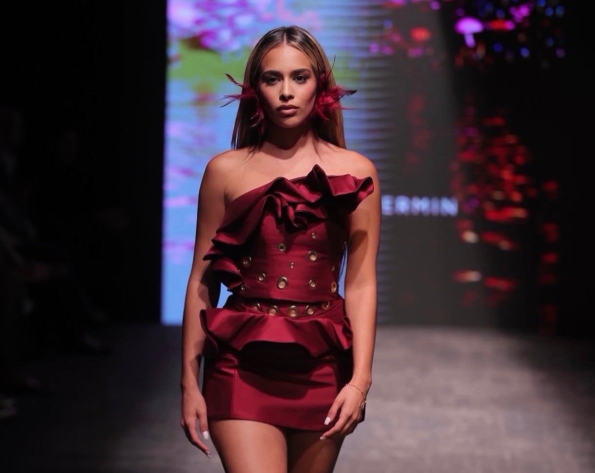 Así lució Leli Hernández en la pasarela de RDFW con un conjunto borgoña Moss 2026 de Tiffany Fermín Díaz