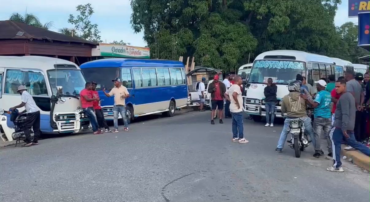 Imagen editorial para Monte Plata amanece con protestas de transportistas por el mal estado de la carretera