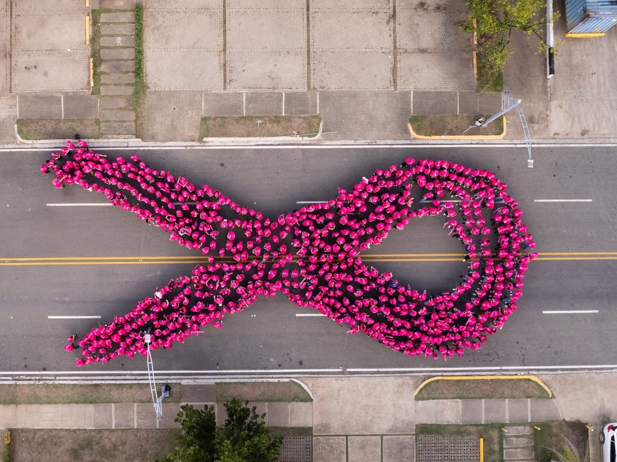 Más de mil personas forman el Gran Lazo Humano de la campaña ¨Porque Te Quiero¨ en Santiago