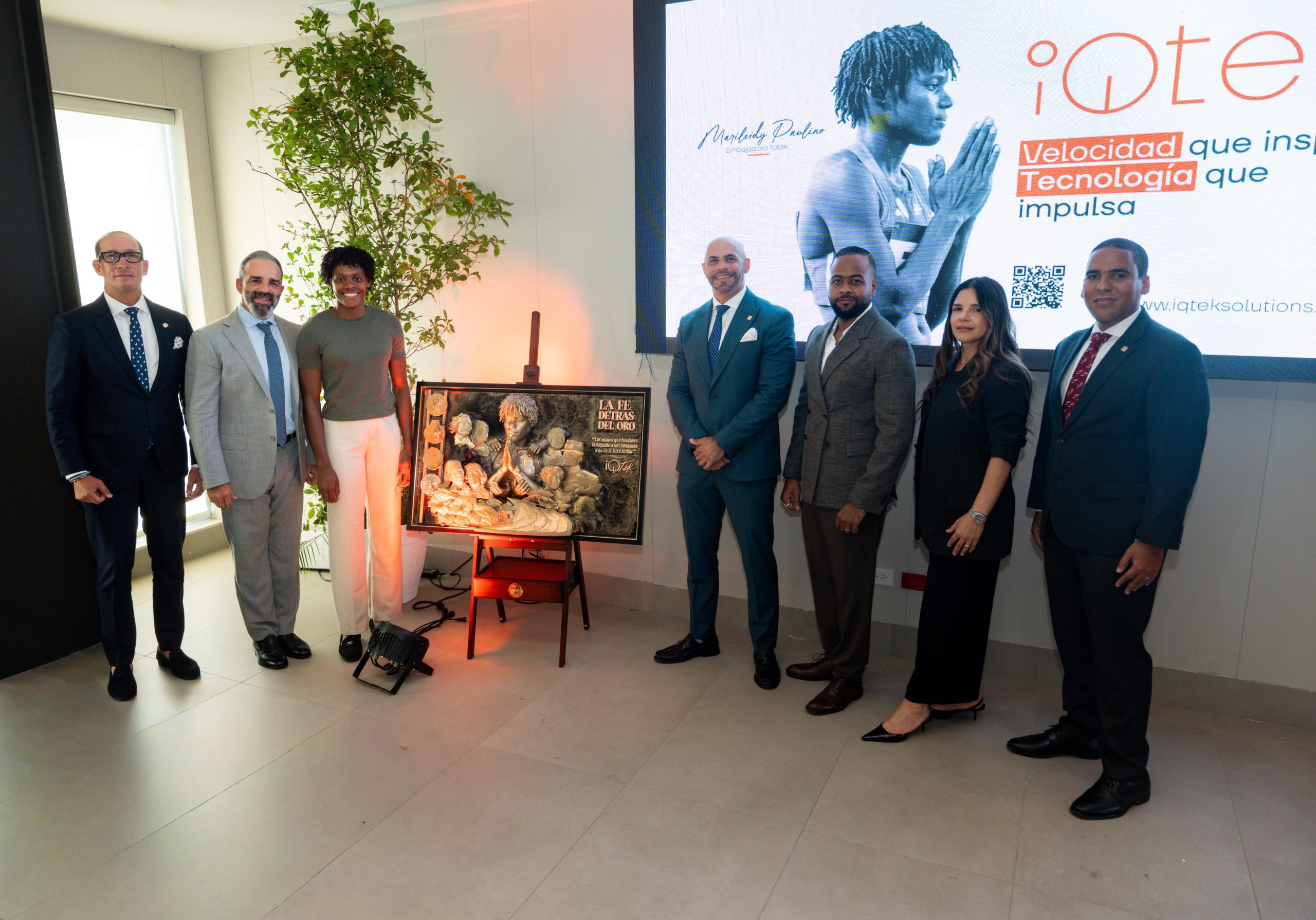 iQtek rinde homenaje a Marileidy Paulino con obra artística que celebra sus victorias y el orgullo dominicano (1)