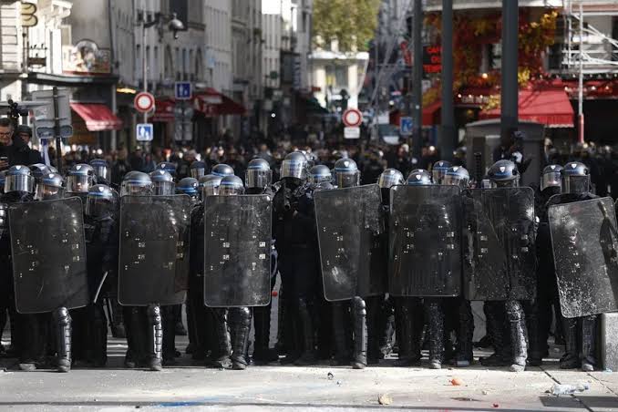 El Gobierno francés movilizará a 70,000 policías ante las llamadas a saqueos este sábado