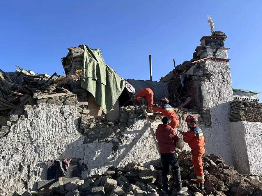 China intensifica rescates tras seísmo de magnitud 7 en Tíbet, con 16 muertos y 54 heridos